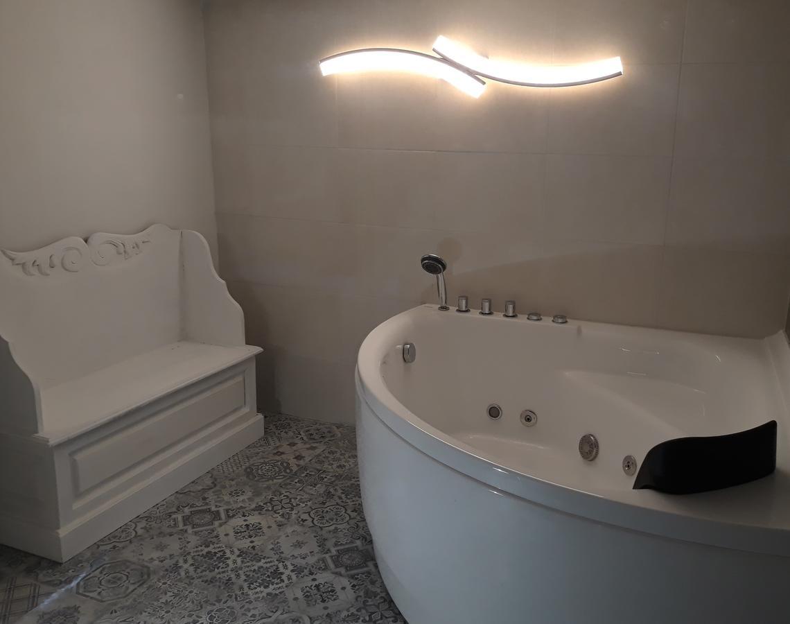 Door Eight Apartman Floriana Kültér fotó